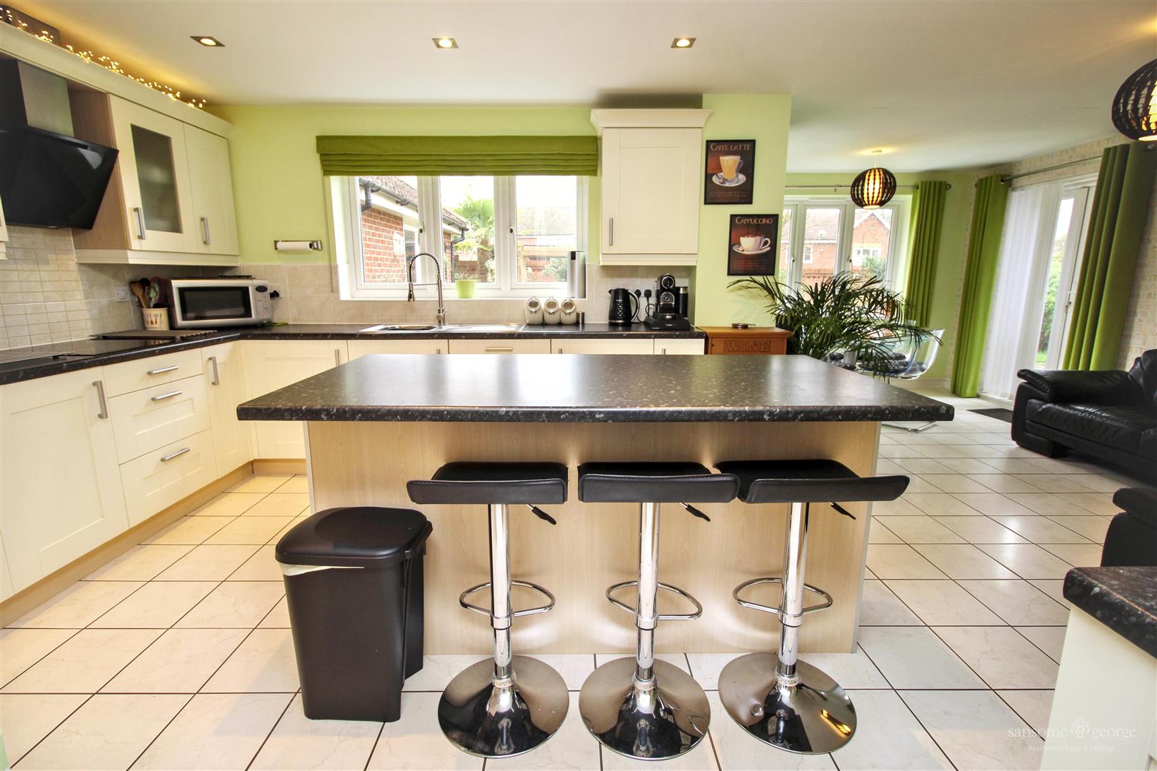 5 bed property in Clarendon Rise, Reading
